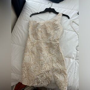 Lucy in the sky golf and white one shoulder mini dress soooo flattering